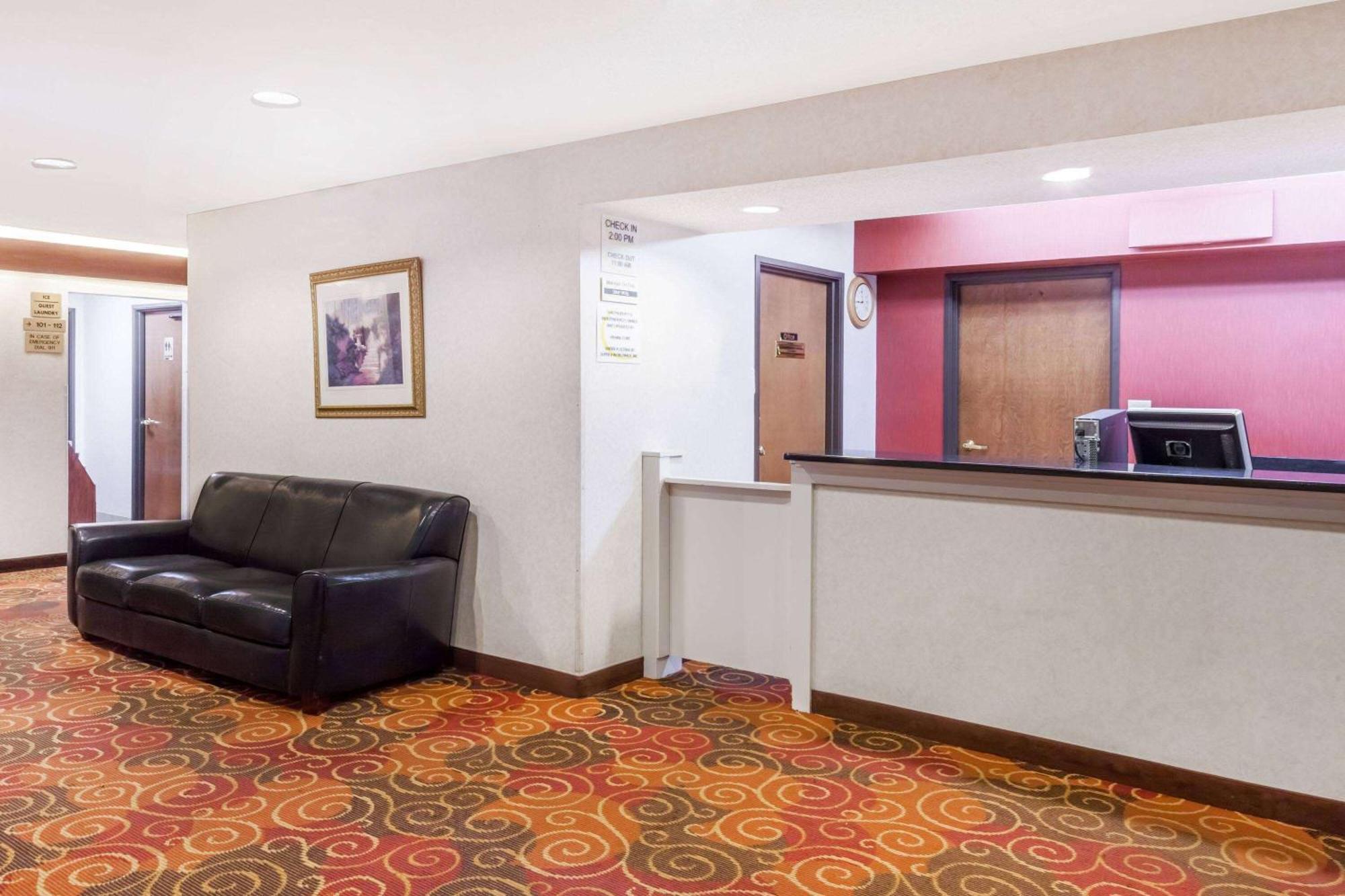 Super 8 By Wyndham Evansville North Stacer Екстер'єр фото