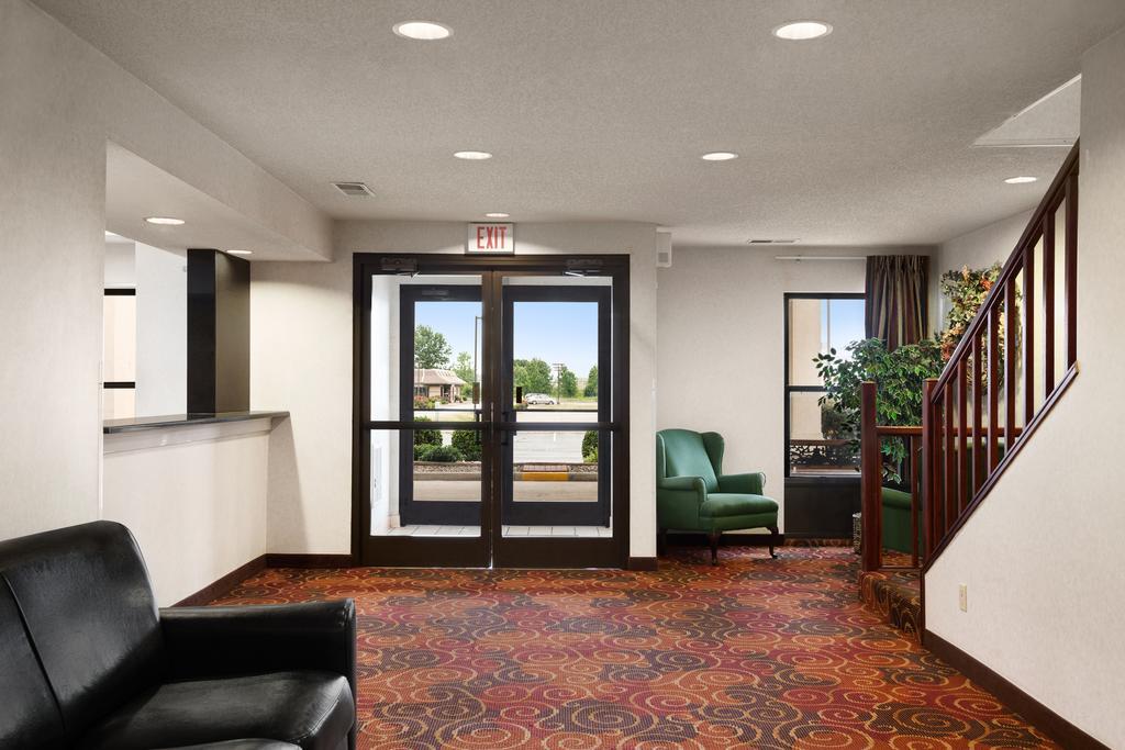 Super 8 By Wyndham Evansville North Stacer Екстер'єр фото